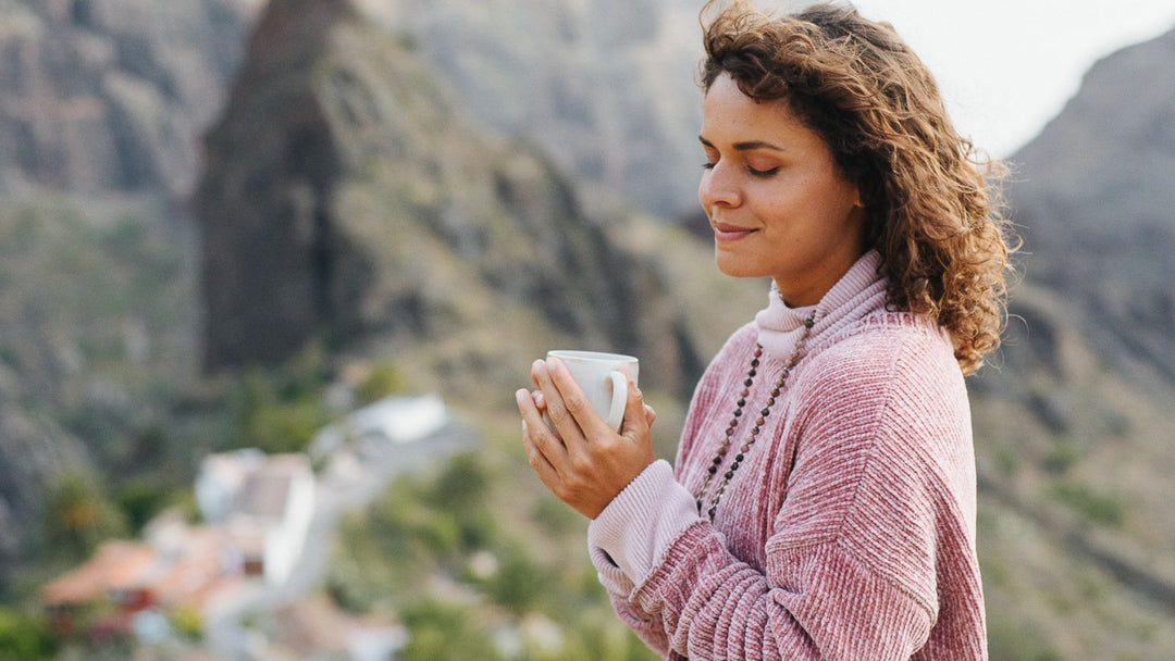 Kakao Meditation einer jungen Frau in den Bergen