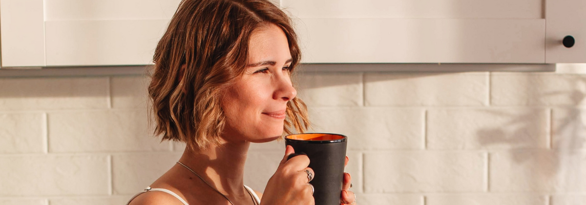 Tasse heißer Kakao auf einem Schreibtisch als Alternative zu Kaffee