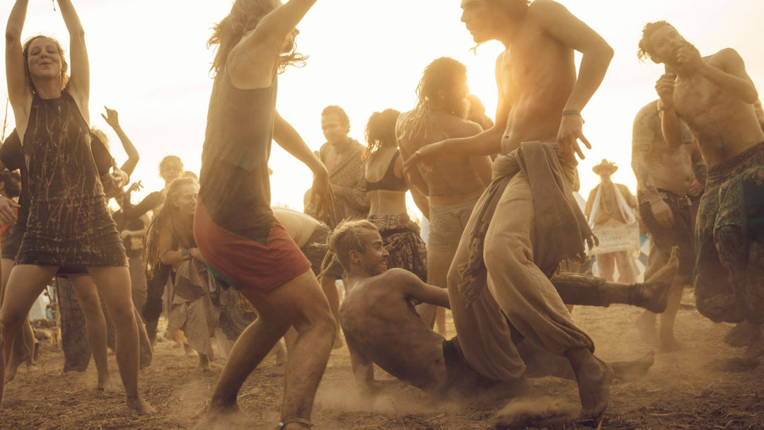 Junge Menschen tanzen auf dem ekstatischen Tanzfestival