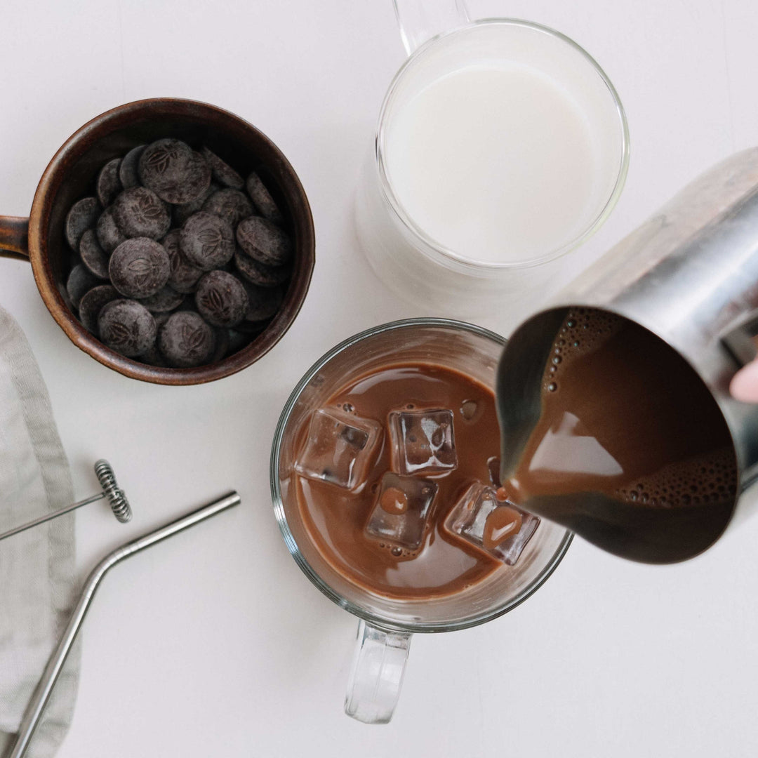 Iced Moruga Latte mit Hafermilch und 100% Kakao
