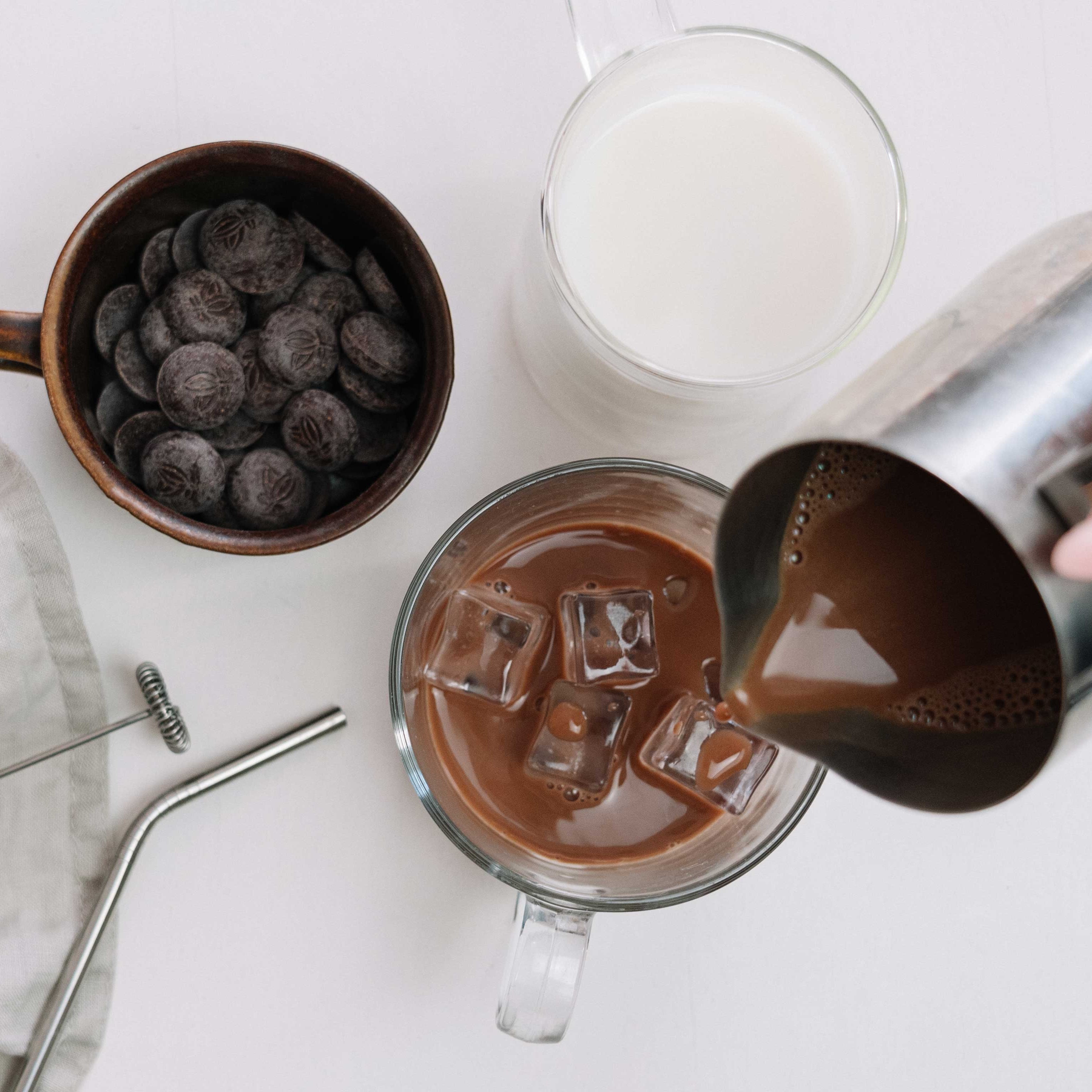 Iced Moruga Latte mit Hafermilch und 100% Kakao