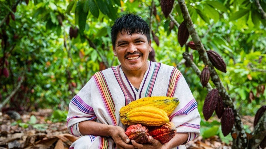 Indigener Bauer in Peru mit vielen verschiedenen Arten von zeremoniellem Kakao