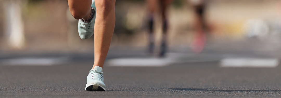 Mensch joggt bei Sonnenaufgang – unterstützt durch Kakao für bessere Durchblutung und Herzfunktion