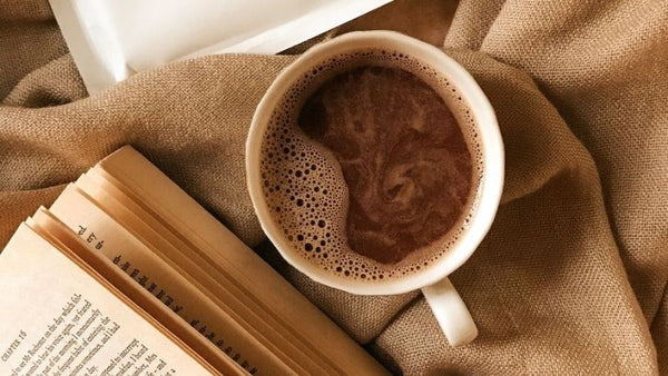 Moruga Kakao in einer Tasse neben einem Buch