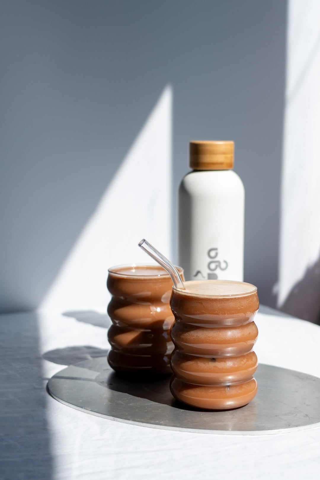 Kakao wird im Shaker als Alternative zu Kaffee zubereitet