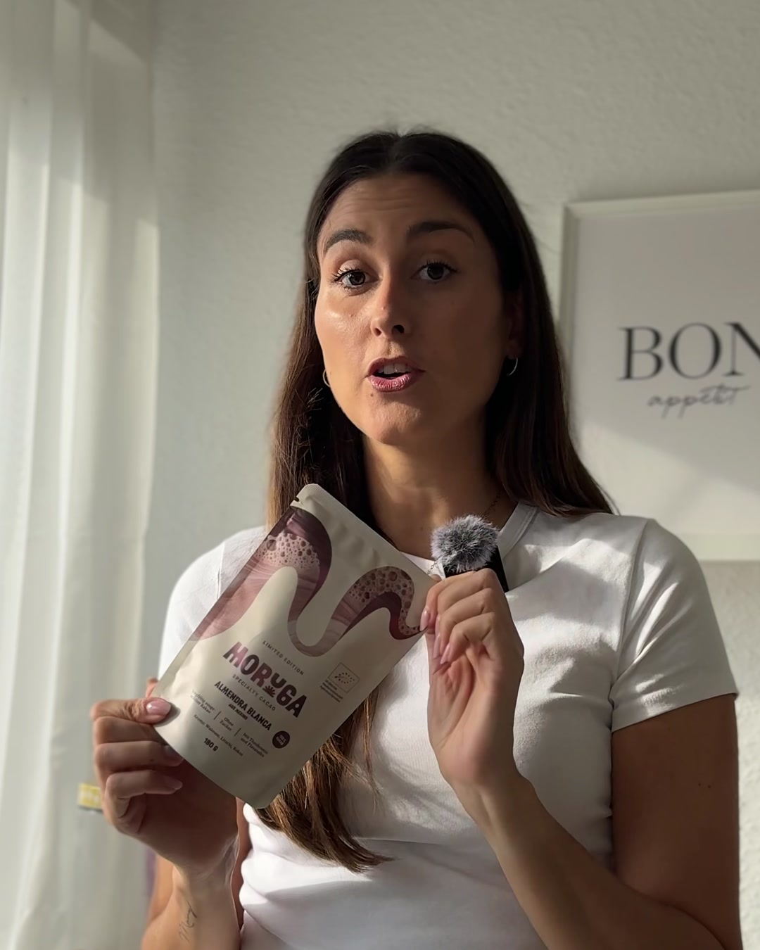 Editoriales Moruga-Foto: Frau mit Shaker in der Berglandschaft