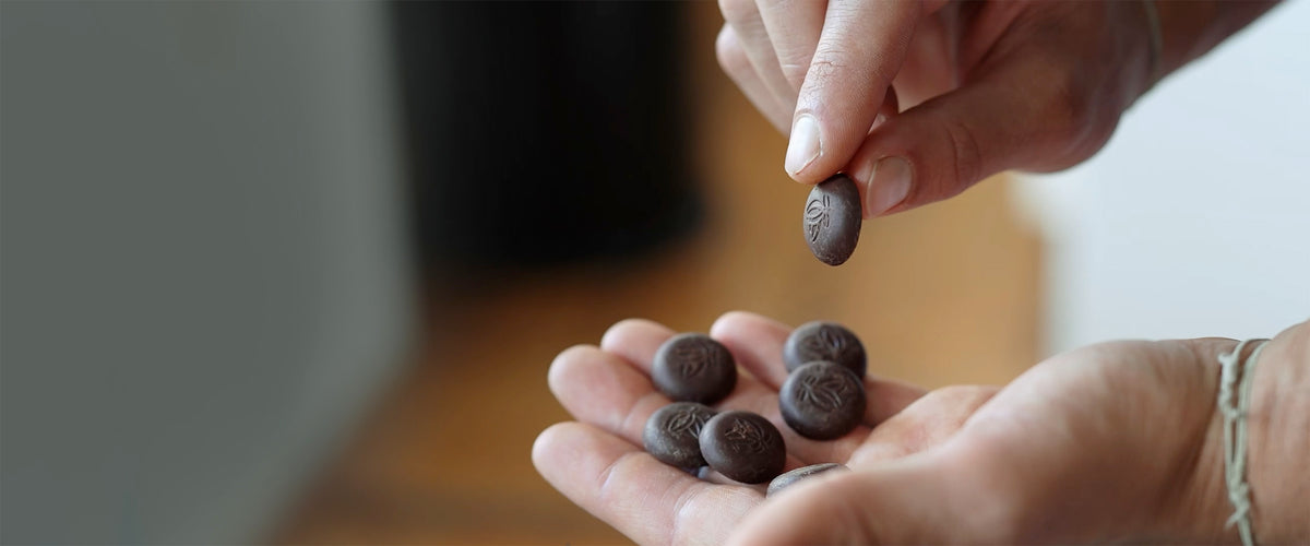 Echte Moruga Kakao-Drops mit geprägtem Logo