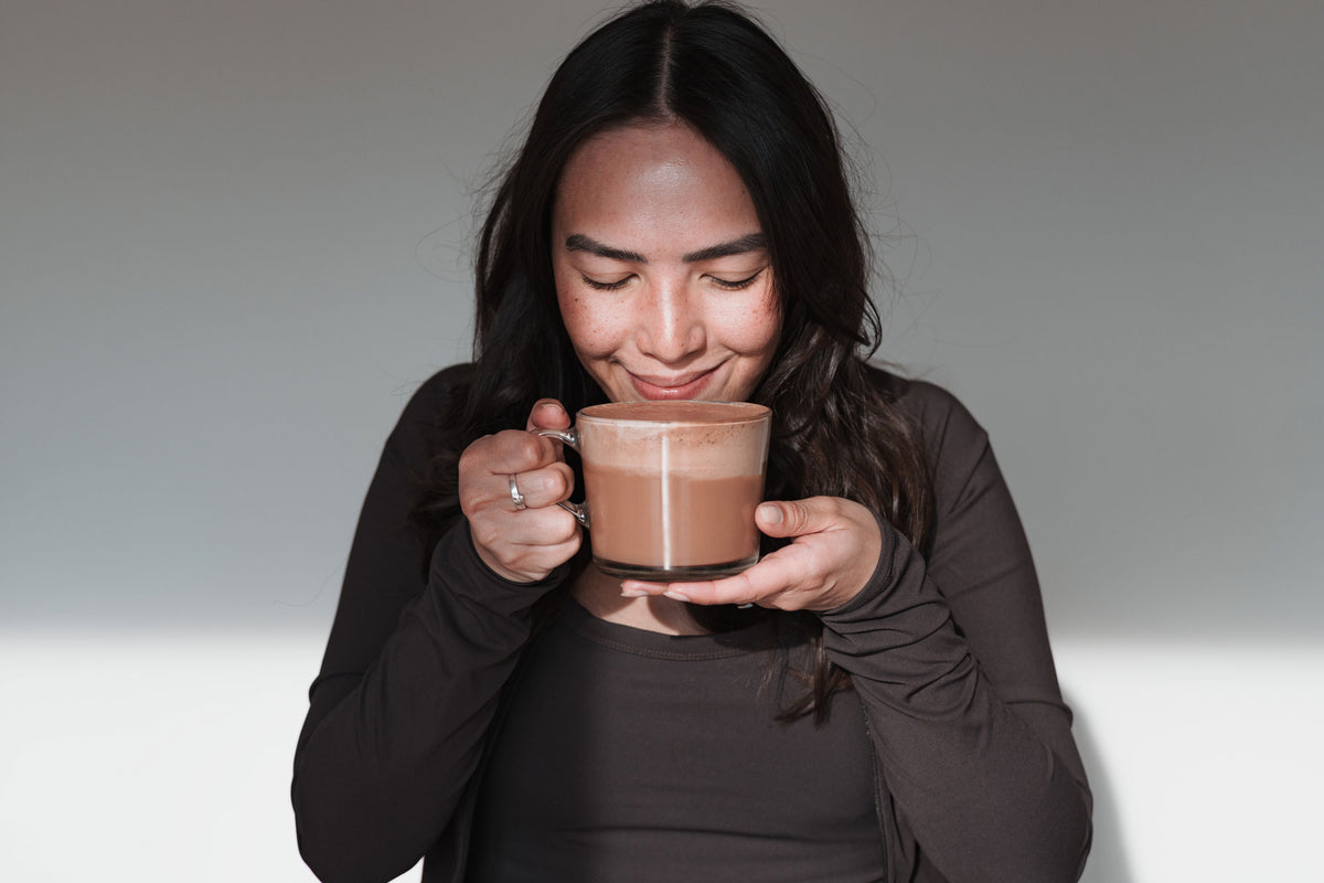 Eine Frau genießt eine Tasse Moruga Kakao