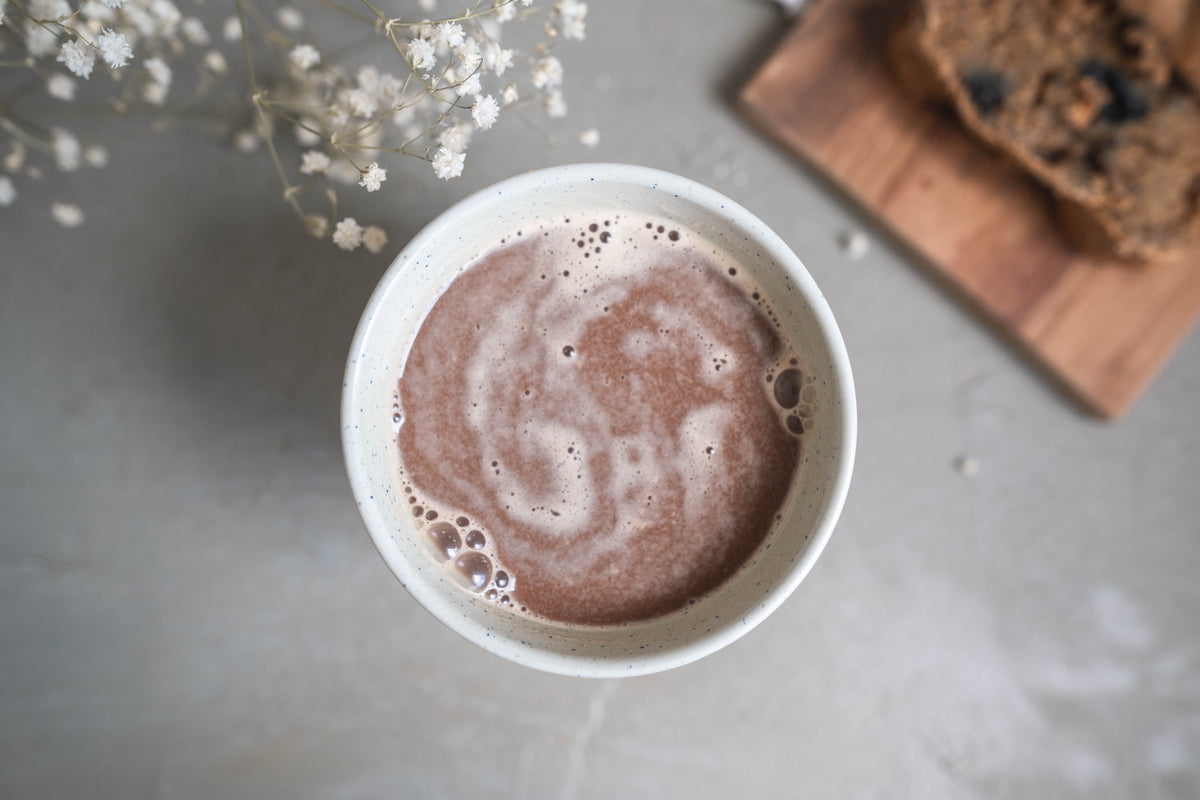 Frisch zubereiteter Moruga Kakao mit natürlichem Schaum in einer Keramiktasse
