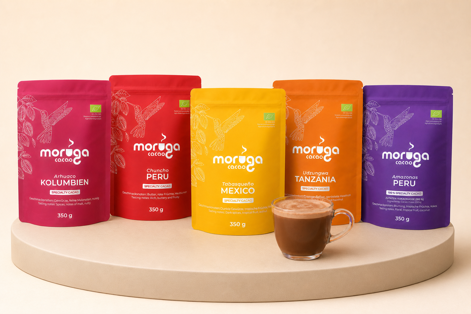 Fünf Moruga Kakaosorten mit einer Tasse zubereitetem Kakao