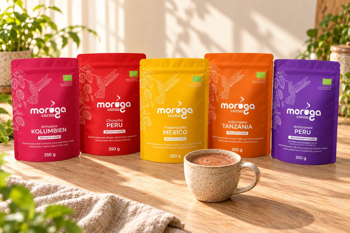 Fünf Moruga Kakaosorten mit einer Tasse zubereitetem Kakao