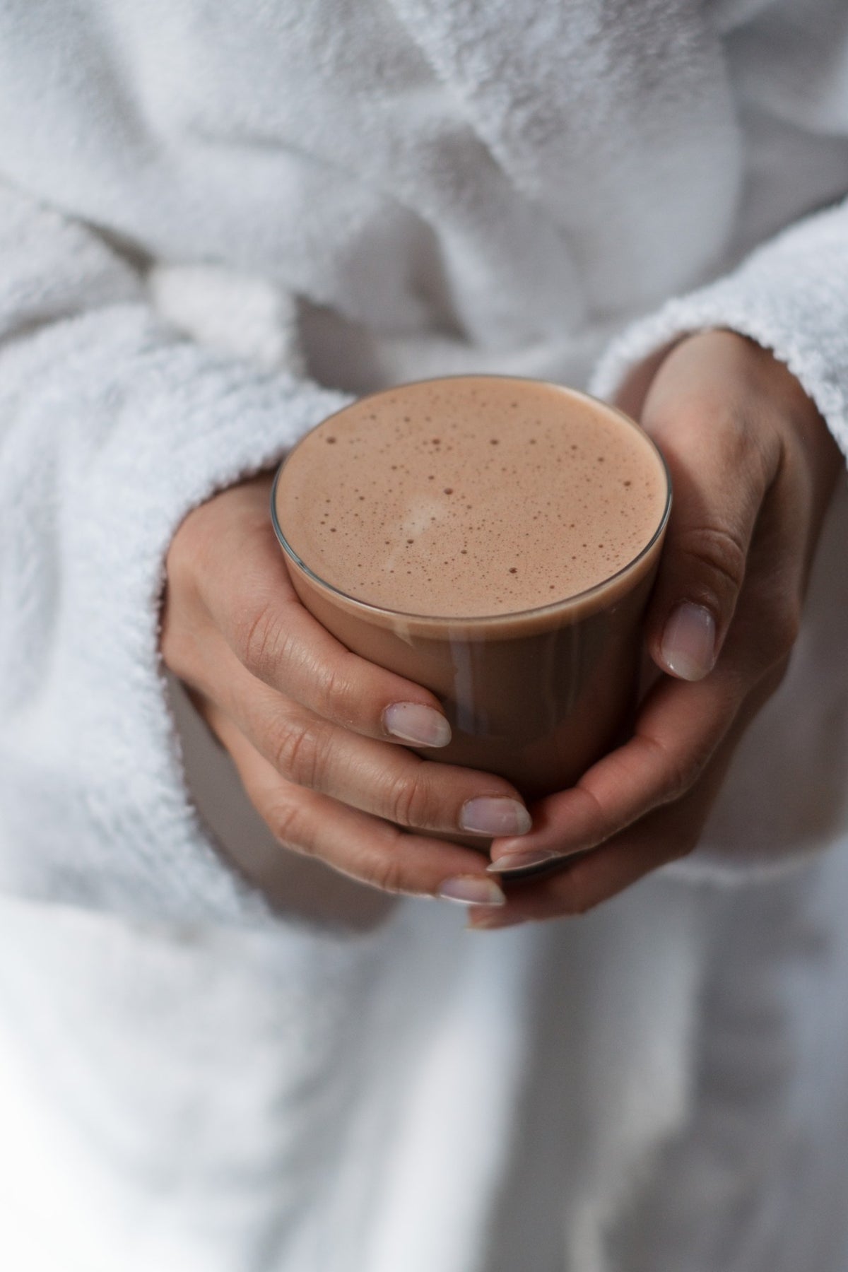 Cremiger Moruga Kakao im Glas, in den Händen gehalten