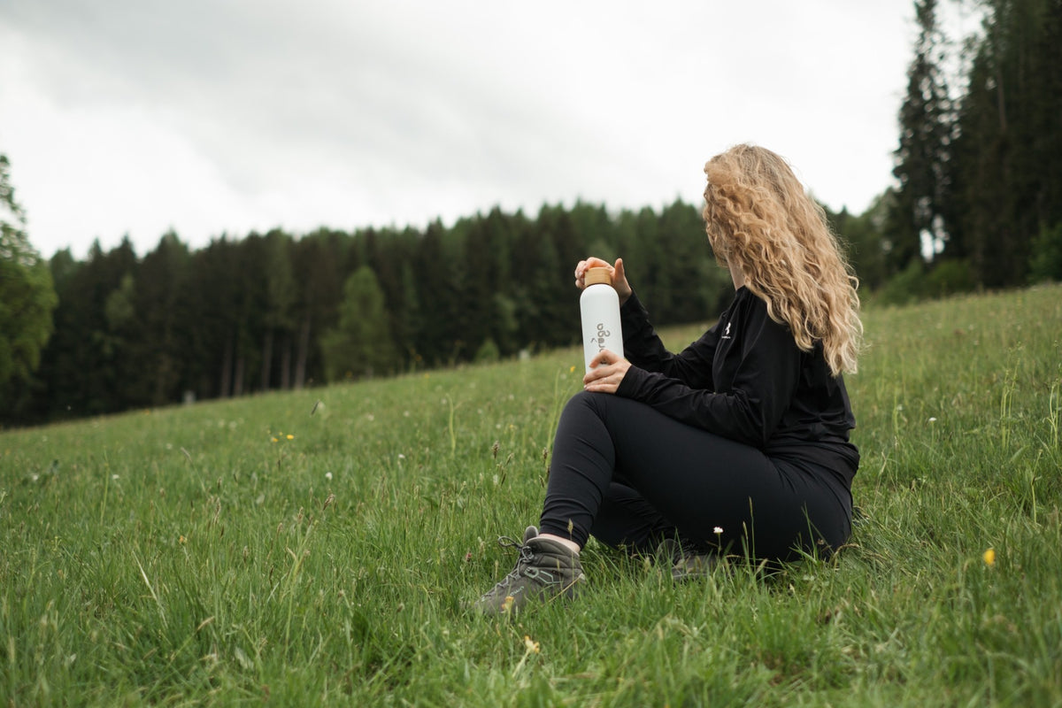 Frau mit Moruga Shaker auf einer Wiese